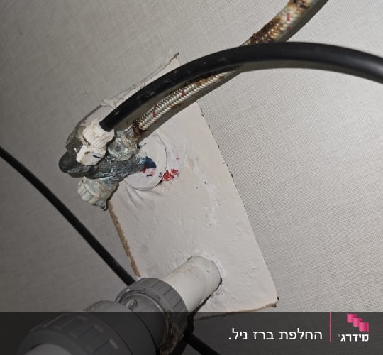 חיבורי צנרת, ברז זווית וצינור ניקוז מתחת לכיור
